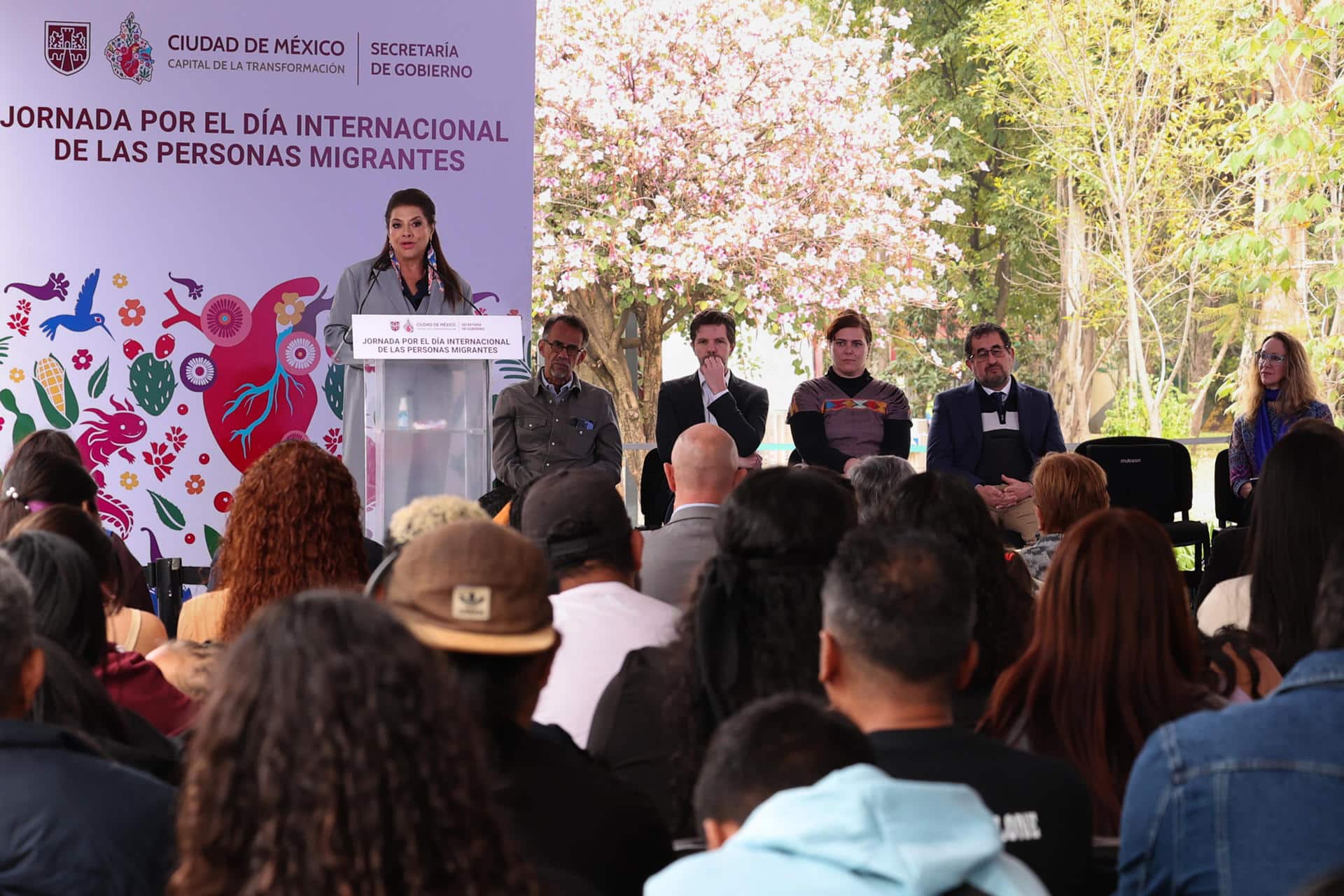 Fotografía cedida este jueves por el Gobierno de la Ciudad de México, de la jefa de Gobierno Clara Brugada (i) durante un acto protocolario en la Ciudad de México (México). EFE/Gobierno de la Ciudad de México/SOLO USO EDITORIAL/NO VENTAS/SOLO DISPONIBLE PARA ILUSTRAR LA NOTICIA QUE ACOMPAÑA (CRÉDITO OBLIGATORIO)