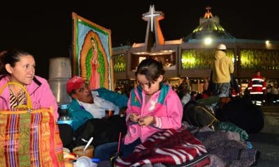 Miles de mexicanos descansan unas horas frente al atrio de la Basílica de Guadalupe tras haber dado serenata con las tradicionales "Mañanitas" a la Virgen de Guadalupe, durante una misa celebrada en el santuario erigido en su honor. Imgen de archvio. EFE/Sáshenka Gutiérrez
