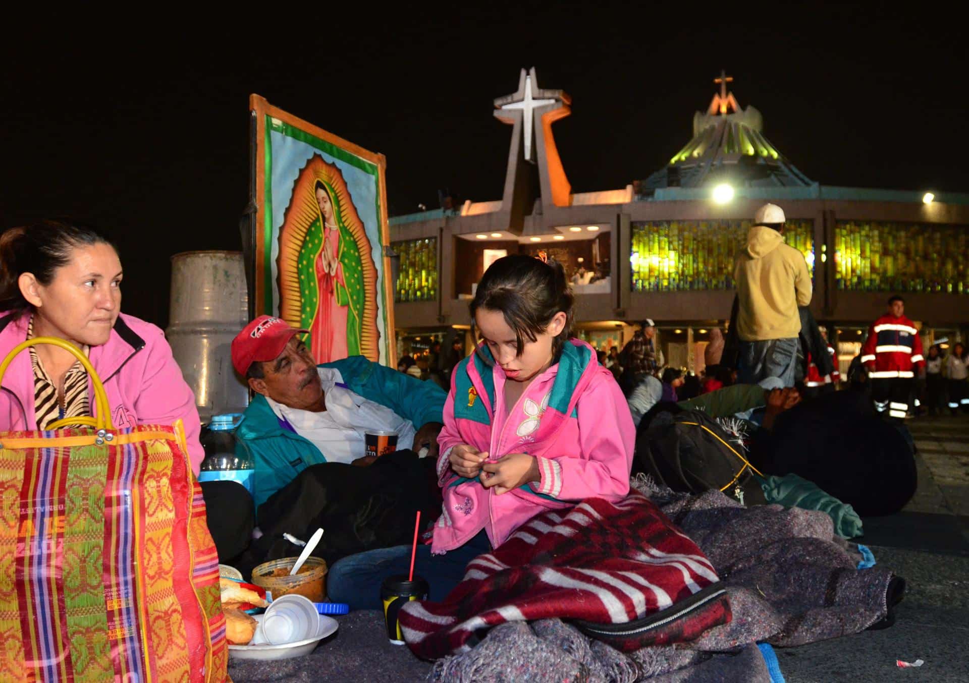 Miles de mexicanos descansan unas horas frente al atrio de la Basílica de Guadalupe tras haber dado serenata con las tradicionales "Mañanitas" a la Virgen de Guadalupe, durante una misa celebrada en el santuario erigido en su honor. Imgen de archvio. EFE/Sáshenka Gutiérrez