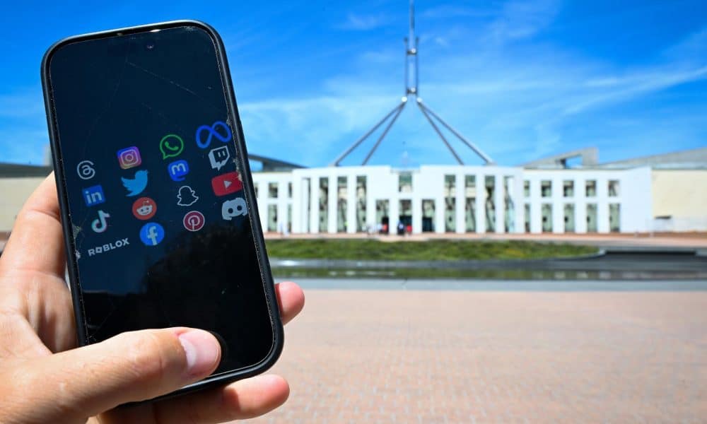CANBERRA (Australia), 10/12/2025.- Social media application logos appear on a mobile phone screen outside Parliament House in Canberra, Australia, 10 December 2025. The social media ban for minors under 16 in Australia takes effect on 10 December 2025. EFE/EPA/LUKAS COCH AUSTRALIA AND NEW ZEALAND OUT