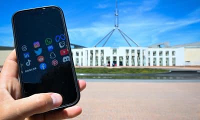 CANBERRA (Australia), 10/12/2025.- Social media application logos appear on a mobile phone screen outside Parliament House in Canberra, Australia, 10 December 2025. The social media ban for minors under 16 in Australia takes effect on 10 December 2025. EFE/EPA/LUKAS COCH AUSTRALIA AND NEW ZEALAND OUT