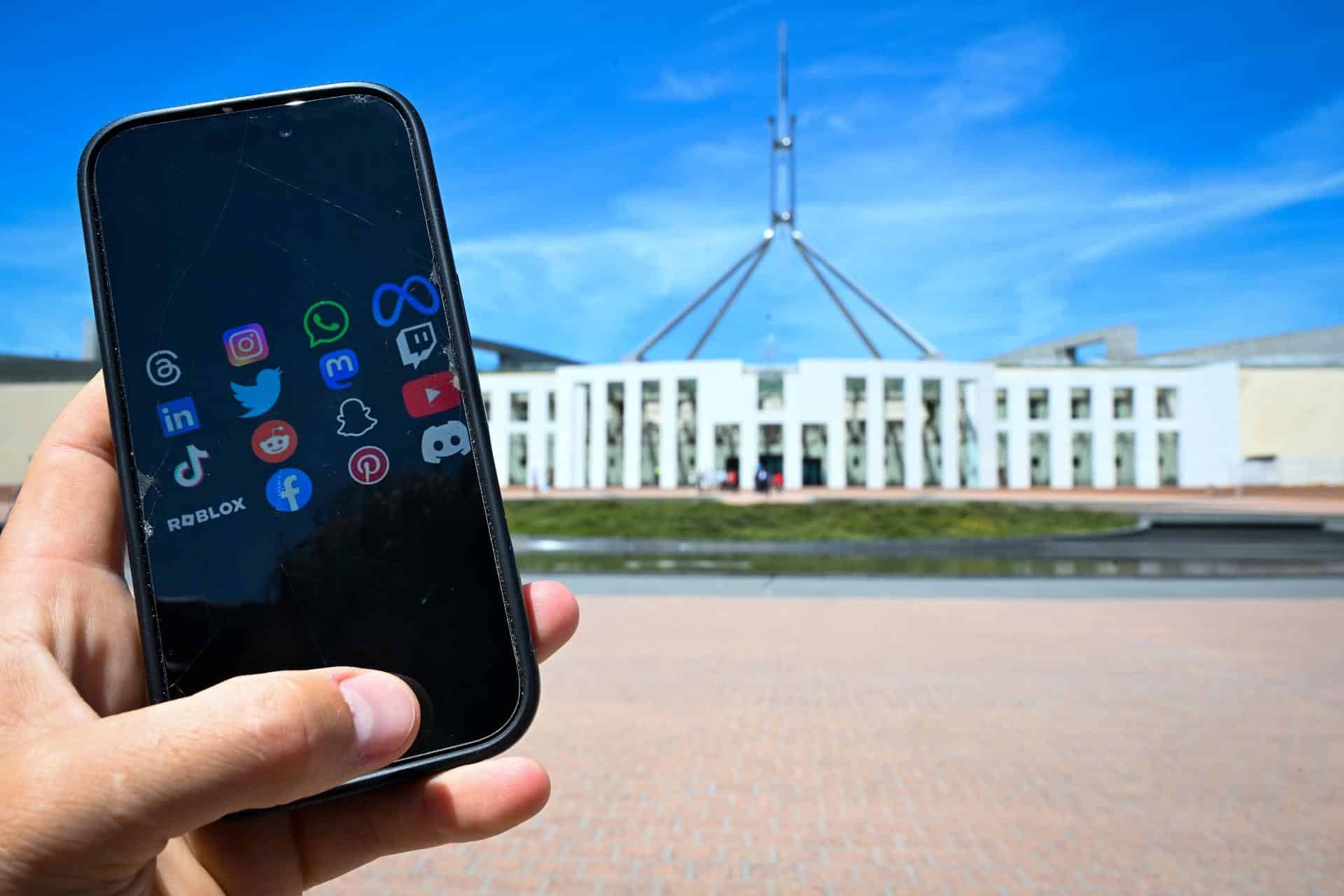 CANBERRA (Australia), 10/12/2025.- Social media application logos appear on a mobile phone screen outside Parliament House in Canberra, Australia, 10 December 2025. The social media ban for minors under 16 in Australia takes effect on 10 December 2025. EFE/EPA/LUKAS COCH AUSTRALIA AND NEW ZEALAND OUT
