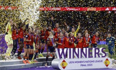 Las jugadoras de la selección española de fútbol celebran la victoria con el trofeo tras el partido de vuelta de la final de la Liga de Naciones femenina que los combinados nacionales de España y Alemania han disputado en el estadio Metropolitano, en Madrid. EFE/Juanjo Martín