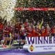 Las jugadoras de la selección española de fútbol celebran la victoria con el trofeo tras el partido de vuelta de la final de la Liga de Naciones femenina que los combinados nacionales de España y Alemania han disputado en el estadio Metropolitano, en Madrid. EFE/Juanjo Martín