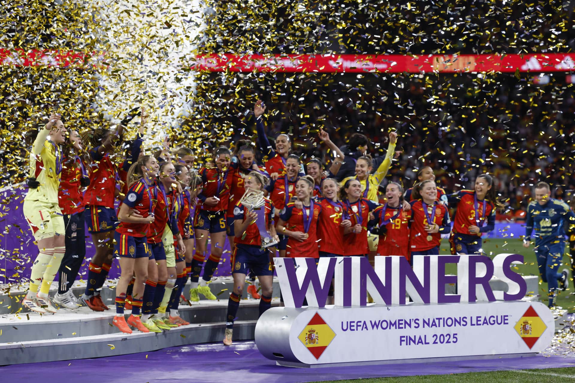 Las jugadoras de la selección española de fútbol celebran la victoria con el trofeo tras el partido de vuelta de la final de la Liga de Naciones femenina que los combinados nacionales de España y Alemania han disputado en el estadio Metropolitano, en Madrid. EFE/Juanjo Martín