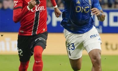 El delantero venezolano del Real Oviedo Salomón Rondón (d) pelea un balón con el defensa colombiano del Real Mallorca Johan Mojica durante el partido de LaLiga en el estadio Carlos Tartiere.Imagen de archivo. EFE/Paco Paredes