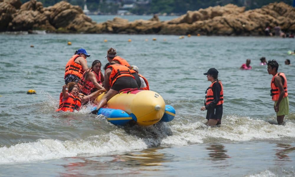 Personas disfrutan en una playa en Acapulco (México). Imagen de archivo. EFE/ David Guzmán