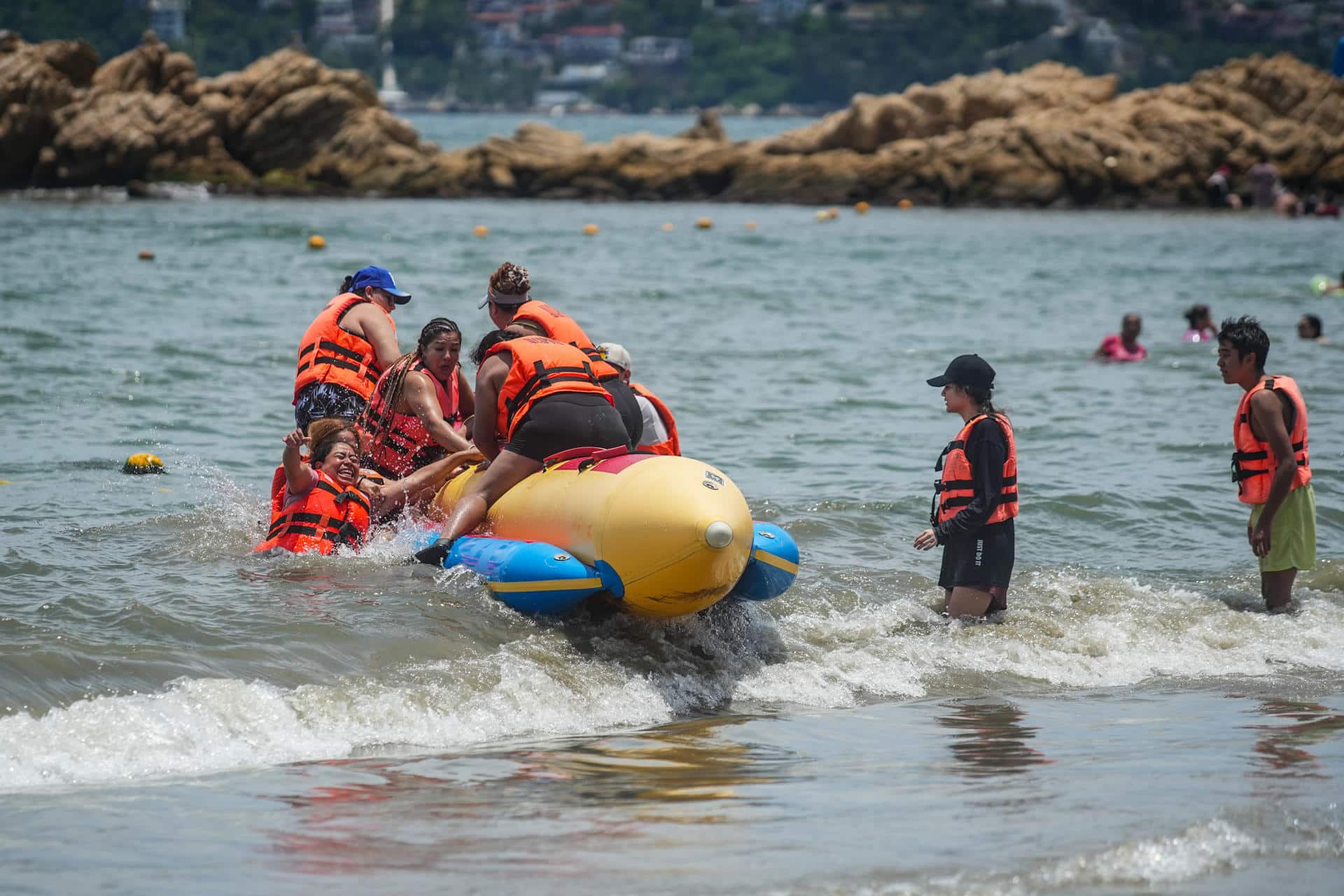 Personas disfrutan en una playa en Acapulco (México). Imagen de archivo. EFE/ David Guzmán