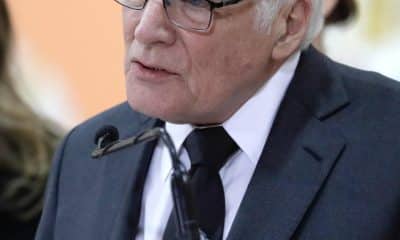 Fotografía del 13 de agosto de 2025 de Miguel Uribe Londoño, padre del fallecido senador y precandidato presidencial Miguel Uribe Turbay, hablando durante el funeral de su hijo, en la catedral Primada en Bogotá (Colombia). EFE/ Carlos Ortega