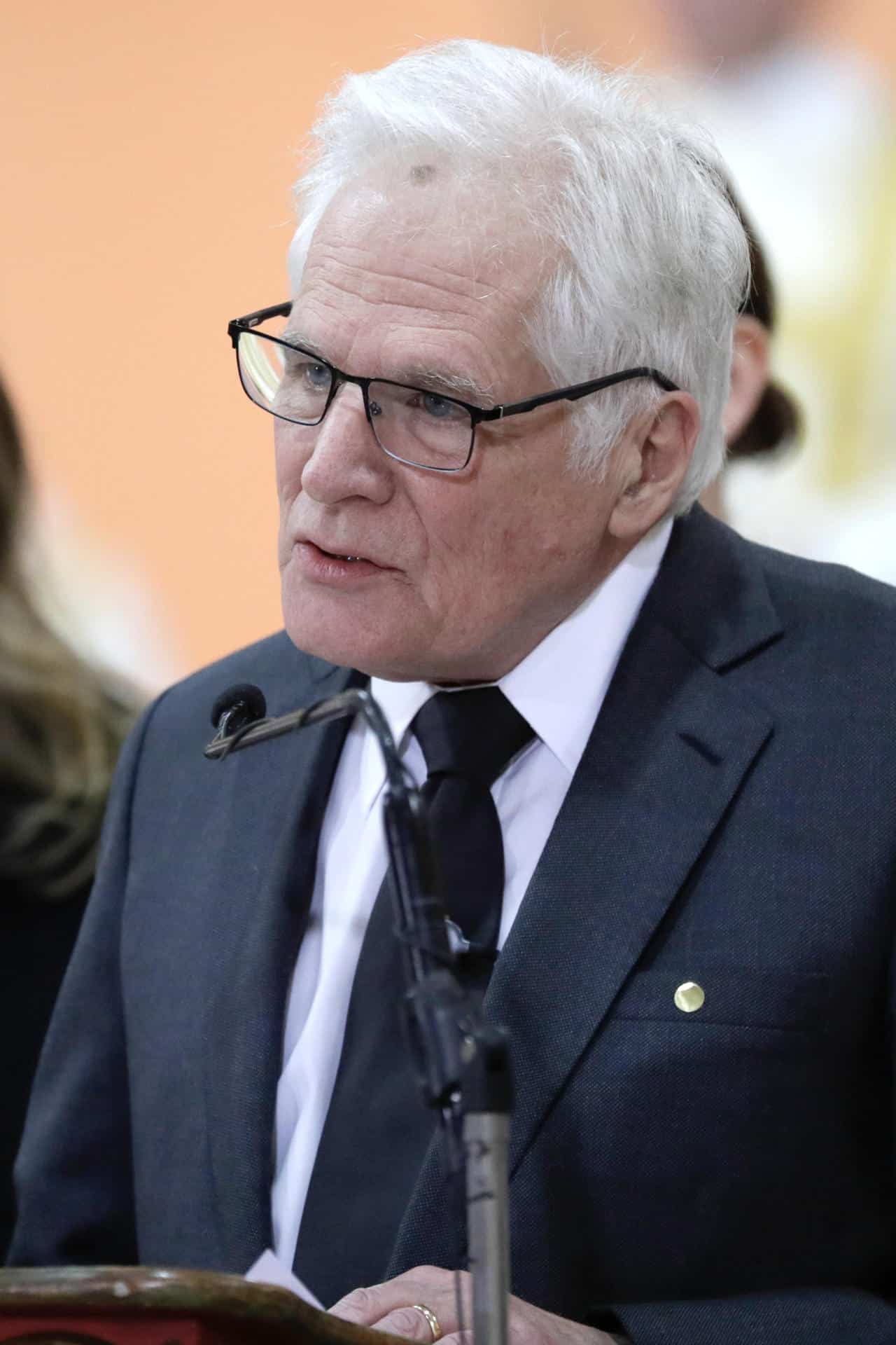 Fotografía del 13 de agosto de 2025 de Miguel Uribe Londoño, padre del fallecido senador y precandidato presidencial Miguel Uribe Turbay, hablando durante el funeral de su hijo, en la catedral Primada en Bogotá (Colombia). EFE/ Carlos Ortega