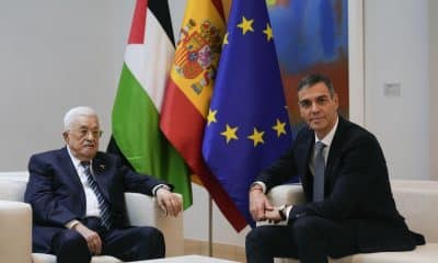 Imagen de archivo del presidente del Gobierno, Pedro Sánchez, y el presidente de Palestina, Mahmud Abás, durante su encuentro en el Palacio de la Moncloa en Madrid. EFE/ Borja Sánchez-Trillo