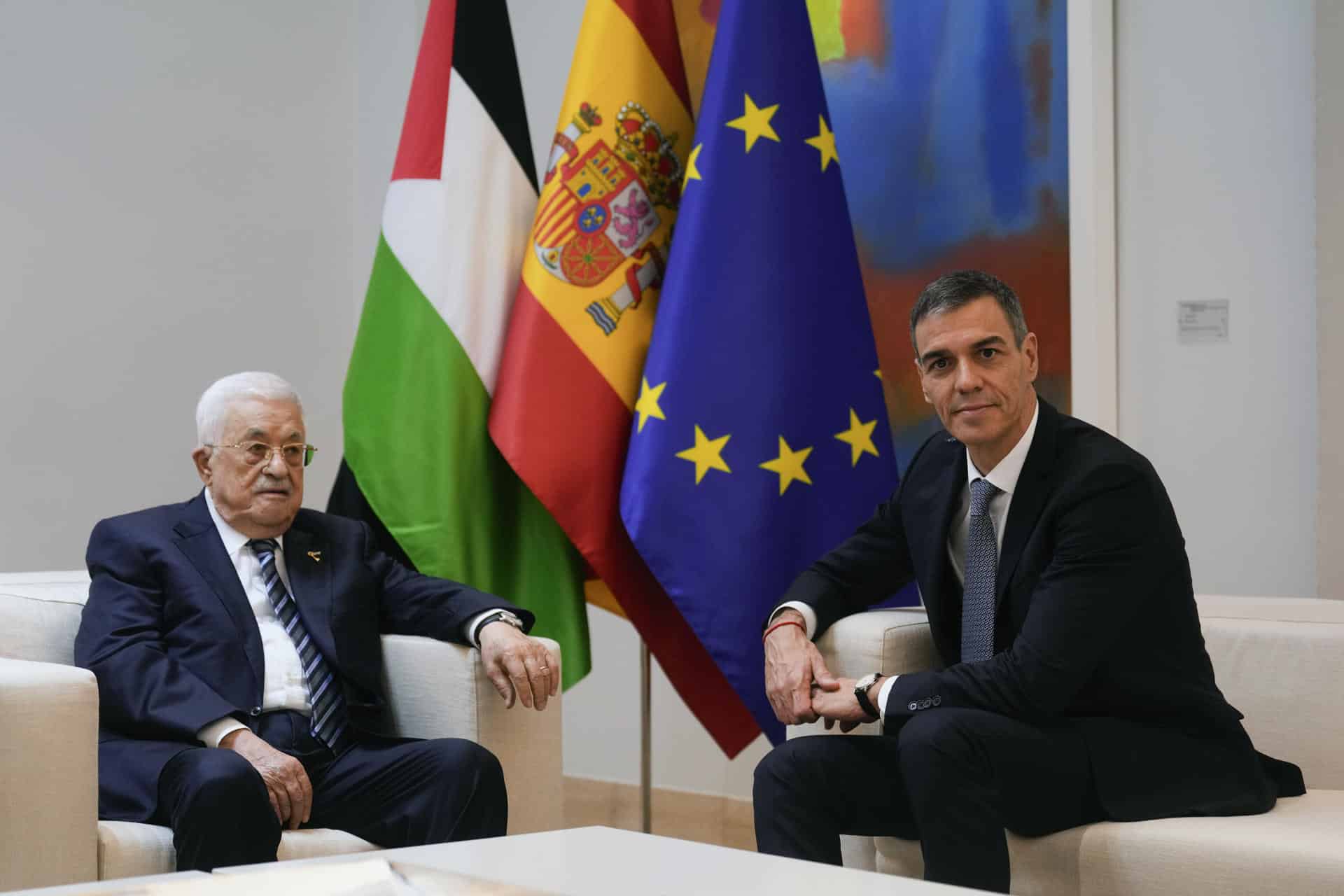 Imagen de archivo del presidente del Gobierno, Pedro Sánchez, y el presidente de Palestina, Mahmud Abás, durante su encuentro en el Palacio de la Moncloa en Madrid. EFE/ Borja Sánchez-Trillo