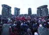 Miles de personas contemplan este domingo el monumento megalítico de Stonehenge, cerca de Amesbury (Reino Unido), para celebrar el solsticio de invierno, el día más corto del año en el hemisferio norte. EFE/EPA/NEIL HALL

