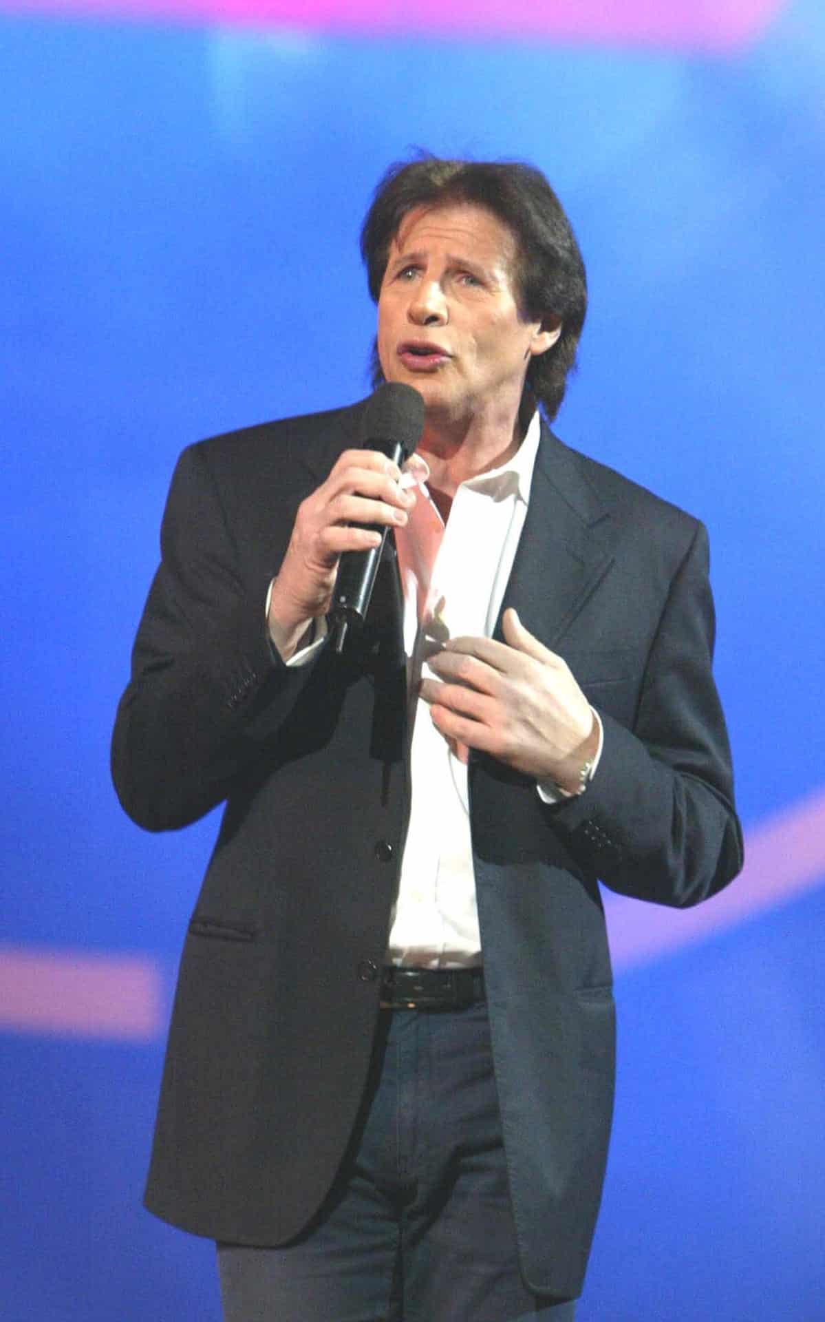 FOTO ARCHIVO. Viña del Mar (CHILE)- Sandro Giacobbe, representante de Italia, interpreta el tema "E pasa il Tempo", anoche durante la competencia Internacional del Festival de Viña del Mar. Foto Marco Gatica/El Mercurio vía EFE-UGI/pag. PROHIBIDO SU USO EN CHILE.[IMAGEN DIGITAL]