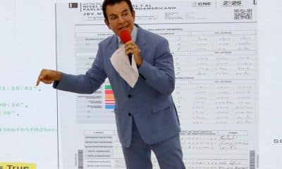 El candidato a la Presidencia de Honduras por el partido Liberal, Salvador Nasralla, habla durante una rueda de prensa este miércoles, en el Consejo Central Ejecutivo del Partido Liberal (Ccepl) en Tegucigalpa (Honduras). EFE/ Gustavo Amador