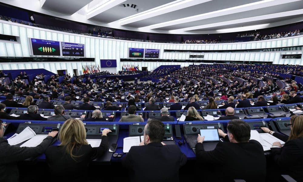 Los diputados del Parlamento Europeo se reúnen este martes durante una votación en el hemiciclo de Estrasburgo (Francia) EFE/EPA/RONALD WITTEK