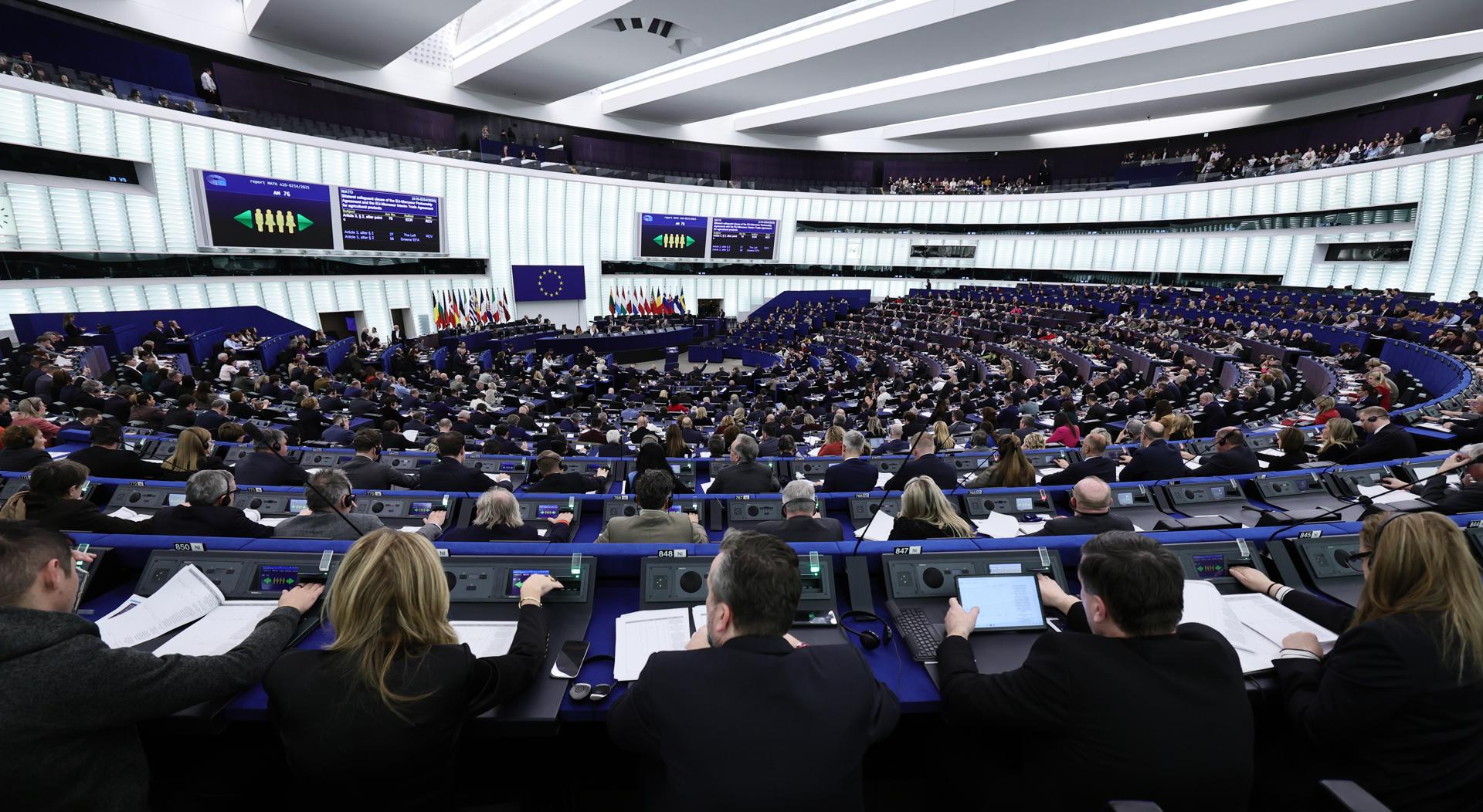 Los diputados del Parlamento Europeo se reúnen este martes durante una votación en el hemiciclo de Estrasburgo (Francia) EFE/EPA/RONALD WITTEK