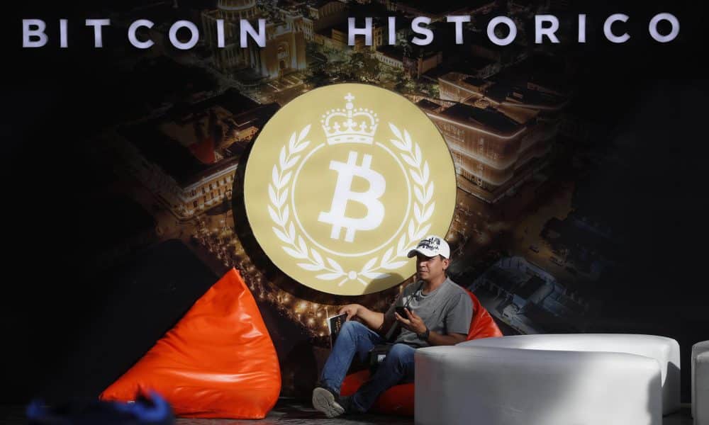 Imagen de archivo de un hombre posando junto al logo de bitcóin en la plaza Gerardo Barrios, en San Salvador (El Salvador). EFE/Rodrigo Sura