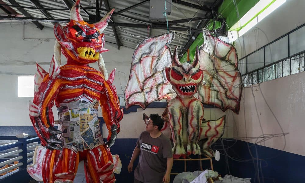 Un hombre trabaja en la fabricación de una piñata de 3 metros, con la figura del diablo, este jueves en Ciudad de Guatemala (Guatemala). EFE/ Mariano Macz