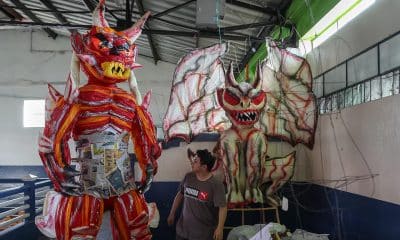 Un hombre trabaja en la fabricación de una piñata de 3 metros, con la figura del diablo, este jueves en Ciudad de Guatemala (Guatemala). EFE/ Mariano Macz