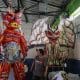 Un hombre trabaja en la fabricación de una piñata de 3 metros, con la figura del diablo, este jueves en Ciudad de Guatemala (Guatemala). EFE/ Mariano Macz