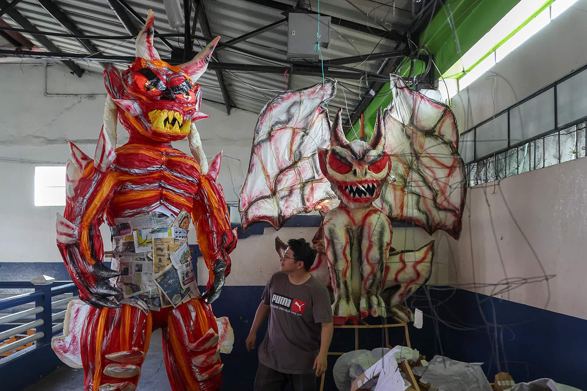 Un hombre trabaja en la fabricación de una piñata de 3 metros, con la figura del diablo, este jueves en Ciudad de Guatemala (Guatemala). EFE/ Mariano Macz