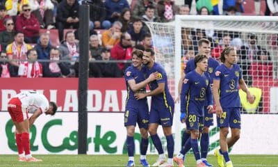 El jugador del Atlético Conor Gallagher (i) celebra tras marcar un gol al poco de sustituir a Nico González por una posible lesión durante partido de Liga que disputaron Girona y Atlético de Madrid en el estadio de Montilivi. EFE/ Siu Wu