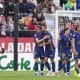 El jugador del Atlético Conor Gallagher (i) celebra tras marcar un gol al poco de sustituir a Nico González por una posible lesión durante partido de Liga que disputaron Girona y Atlético de Madrid en el estadio de Montilivi. EFE/ Siu Wu