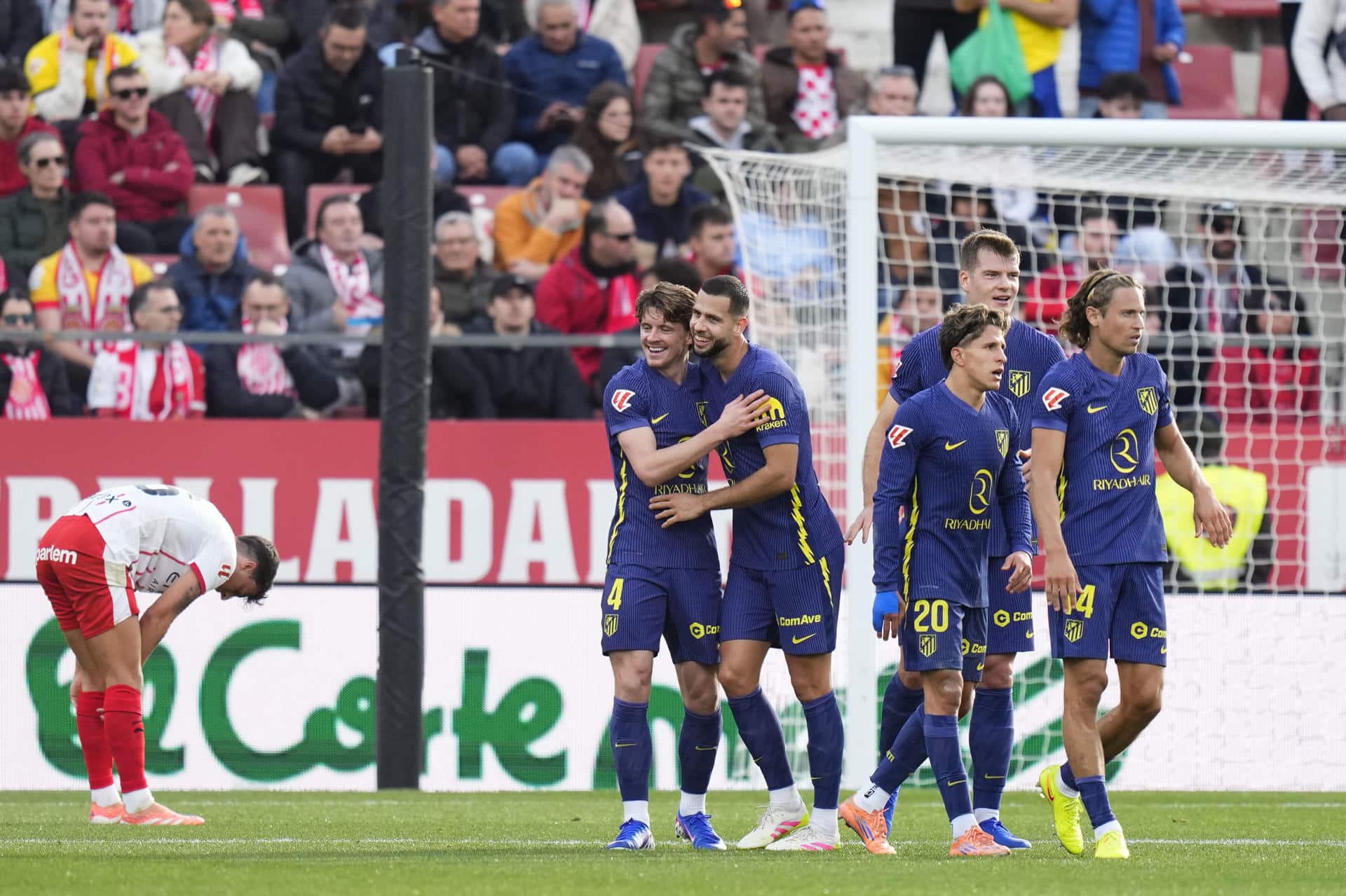 El jugador del Atlético Conor Gallagher (i) celebra tras marcar un gol al poco de sustituir a Nico González por una posible lesión durante partido de Liga que disputaron Girona y Atlético de Madrid en el estadio de Montilivi. EFE/ Siu Wu