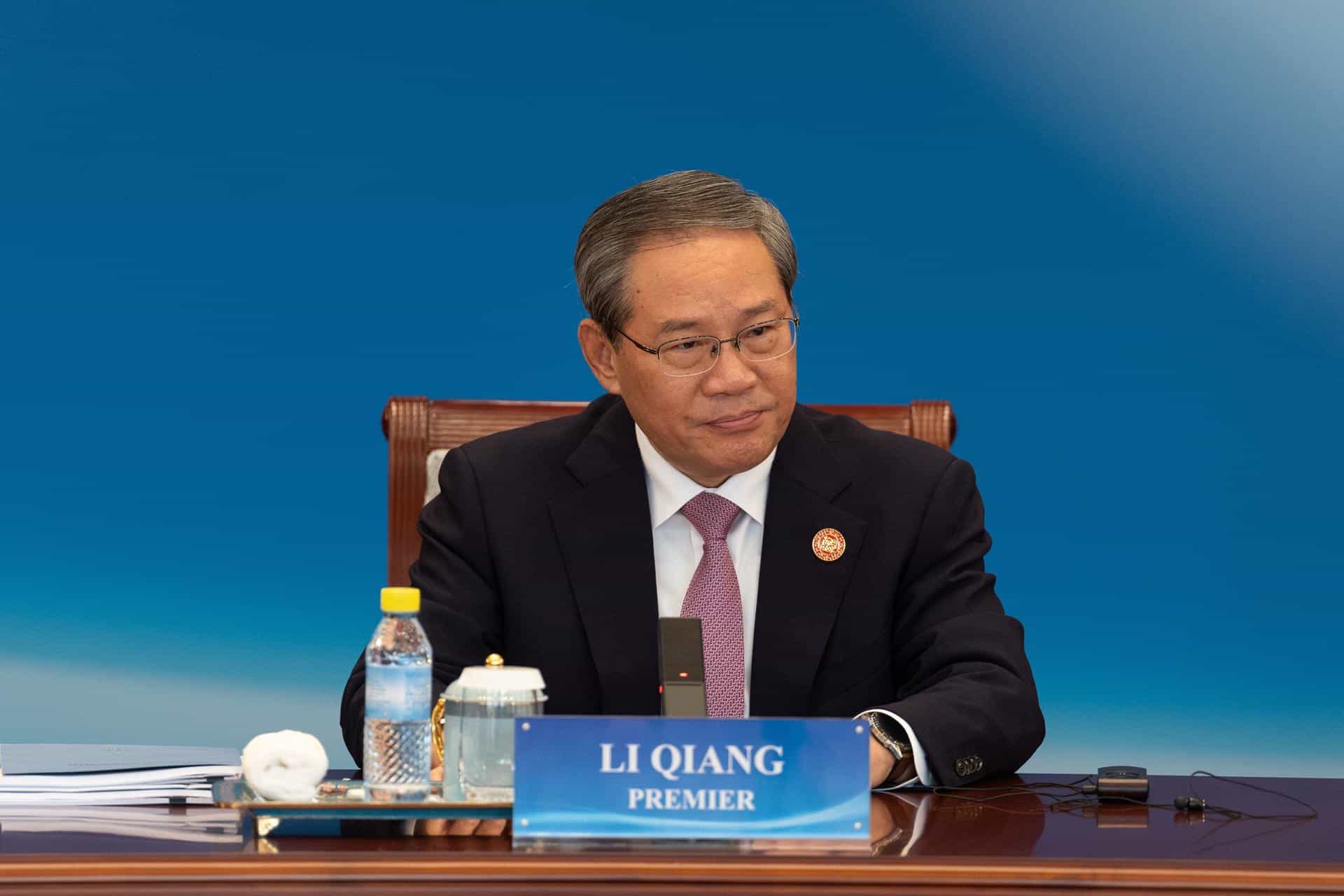 BEIJING (China), 09/12/2025.- Premier Li Qiang participates in a meeting with global leaders in economics Beijing, China, 09 December 2025. The theme of the '1+10' meeting is 'Consulting global governance and seeking global development.' EFE/EPA/JESSICA LEE