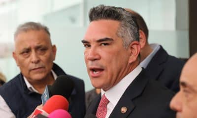 El senador Alejandro Moreno Cárdenas habla con periodistas previo a una sesión en el Senado de la República en Ciudad de México (México). Imagen de archivo. EFE/ Mario Guzmán