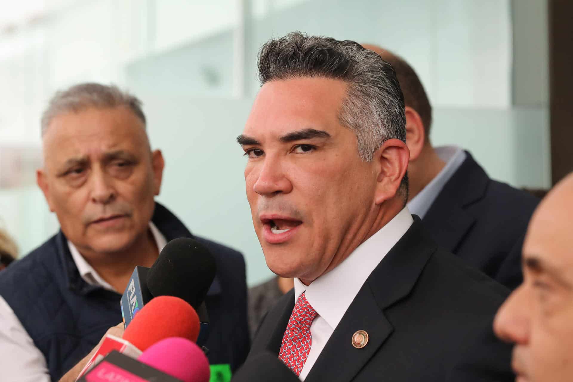 El senador Alejandro Moreno Cárdenas habla con periodistas previo a una sesión en el Senado de la República en Ciudad de México (México). Imagen de archivo. EFE/ Mario Guzmán