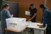Vocales de mesa preparan material electoral este domingo, durante la segunda vuelta presidencial en Chile en Santiago de Chile (Chile). Un total de 3.379 locales de votación con 40.473 mesas abrieron sus puertas este domingo para dar comienzo a la segunda vuelta presidencial en Chile, en la que se escogerá al sucesor del progresista Gabriel Boric. EFE/ Adriana Thomasa

