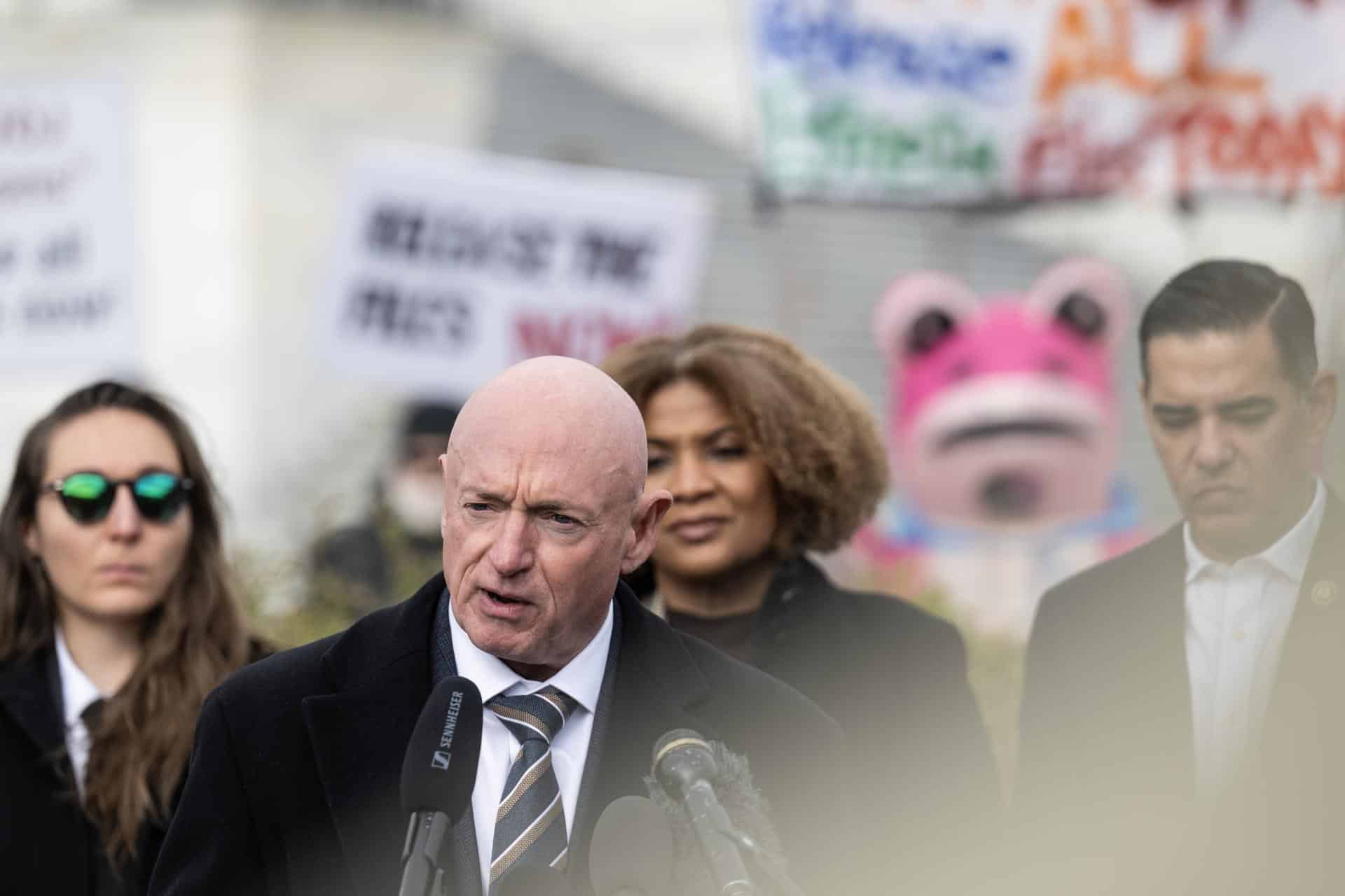El senador demócrata Mark Kelly en una foto de archivo. EFE/EPA/LUKE JOHNSON