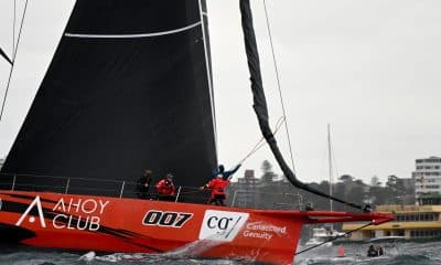 La embarcación Master Lock Comander, en acción, el pasado viernes, al comienzo de la regata Sydney Hobart. EFE/EPA/DEAN LEWINS