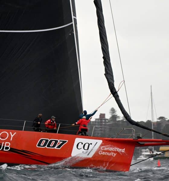 La embarcación Master Lock Comander, en acción, el pasado viernes, al comienzo de la regata Sydney Hobart. EFE/EPA/DEAN LEWINS