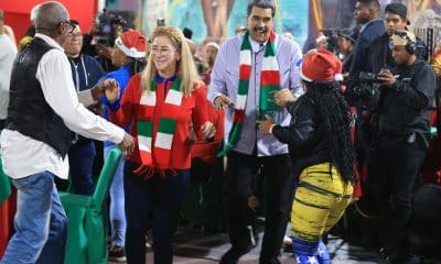 Fotografía cedida por el Palacio de Miraflores del presidente de Venezuela, Nicolás Maduro (2-d) y su esposa Cilia Flores (2-i), participando durante un acto de gobierno este martes, en Caracas (Venezuela). EFE/ Palacio de Miraflores