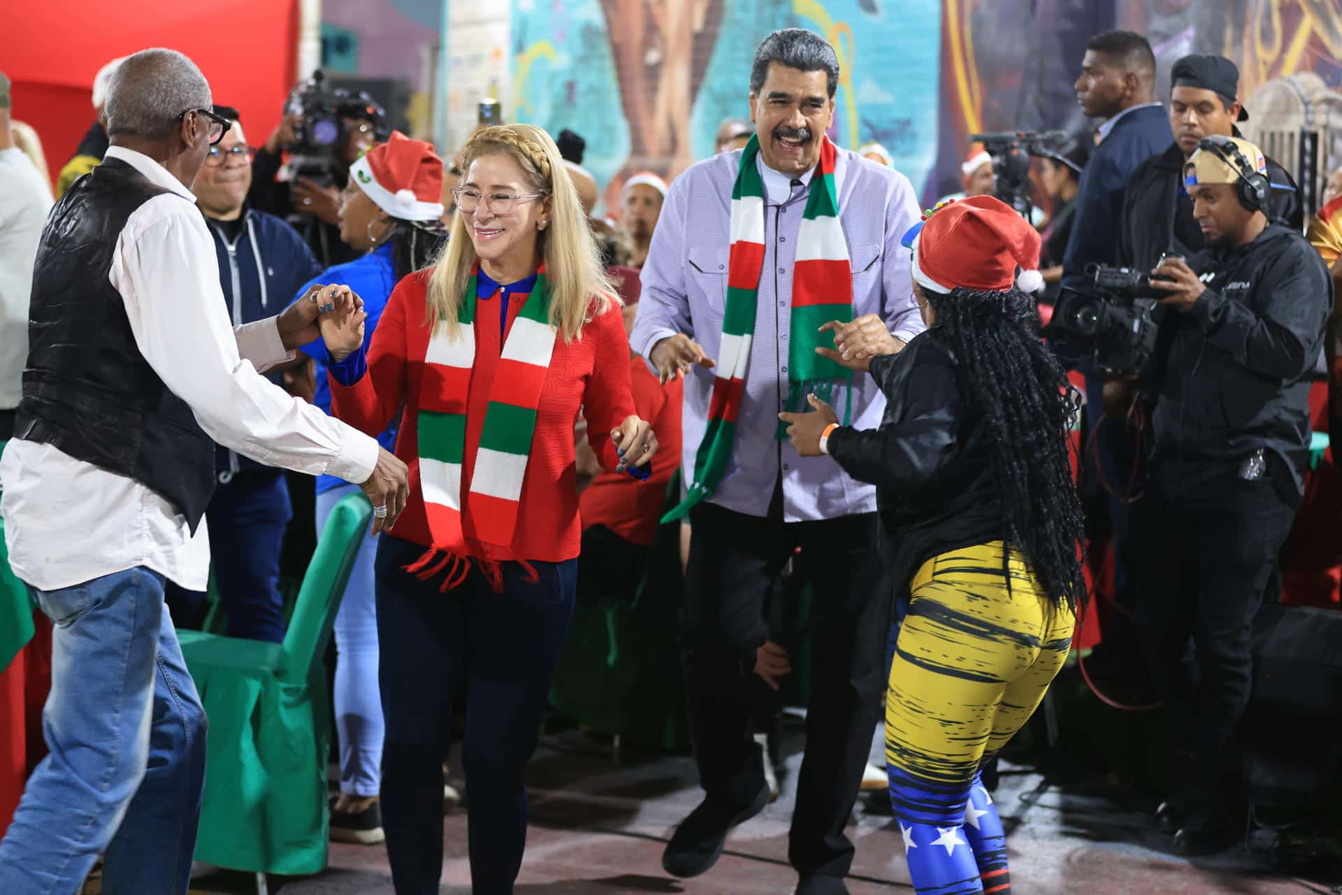 Fotografía cedida por el Palacio de Miraflores del presidente de Venezuela, Nicolás Maduro (2-d) y su esposa Cilia Flores (2-i), participando durante un acto de gobierno este martes, en Caracas (Venezuela). EFE/ Palacio de Miraflores