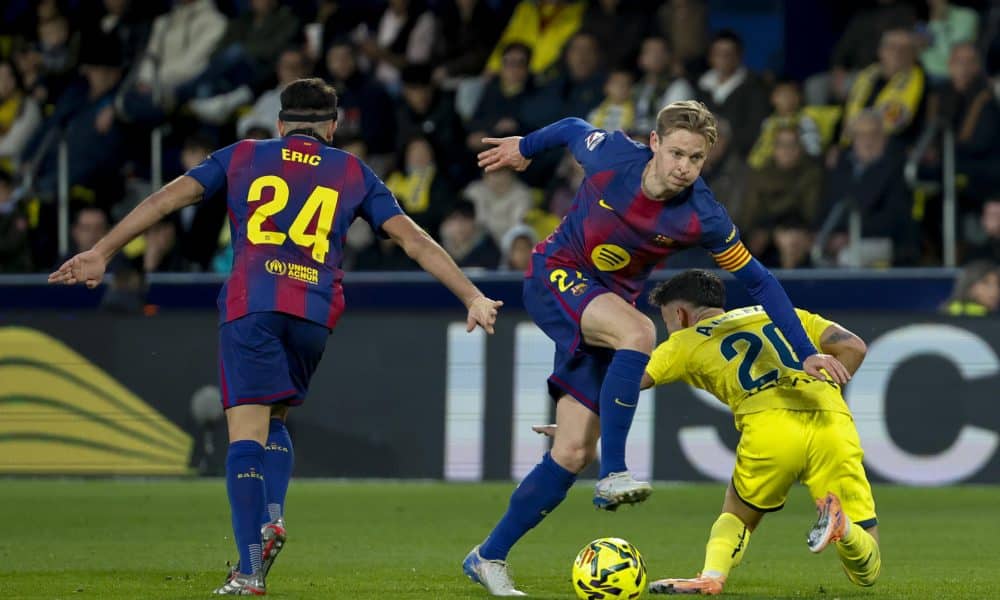 El centrocampista del Villarreal Alberto Moleiro (d) pelea un balón ante el centrocampista del Barça Frenkie de Jong este domingo, durante el partido de la jornada 17 de LaLiga EA Sports, que disputaron Villarreal CF y el FC Barcelona en el Estadio de la Cerámica. EFE/ Ana Escobar