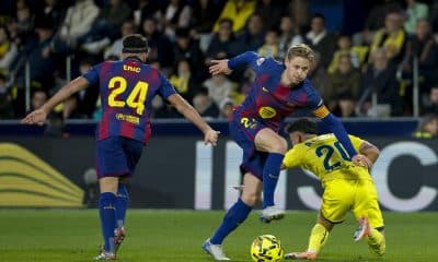 El centrocampista del Villarreal Alberto Moleiro (d) pelea un balón ante el centrocampista del Barça Frenkie de Jong este domingo, durante el partido de la jornada 17 de LaLiga EA Sports, que disputaron Villarreal CF y el FC Barcelona en el Estadio de la Cerámica. EFE/ Ana Escobar