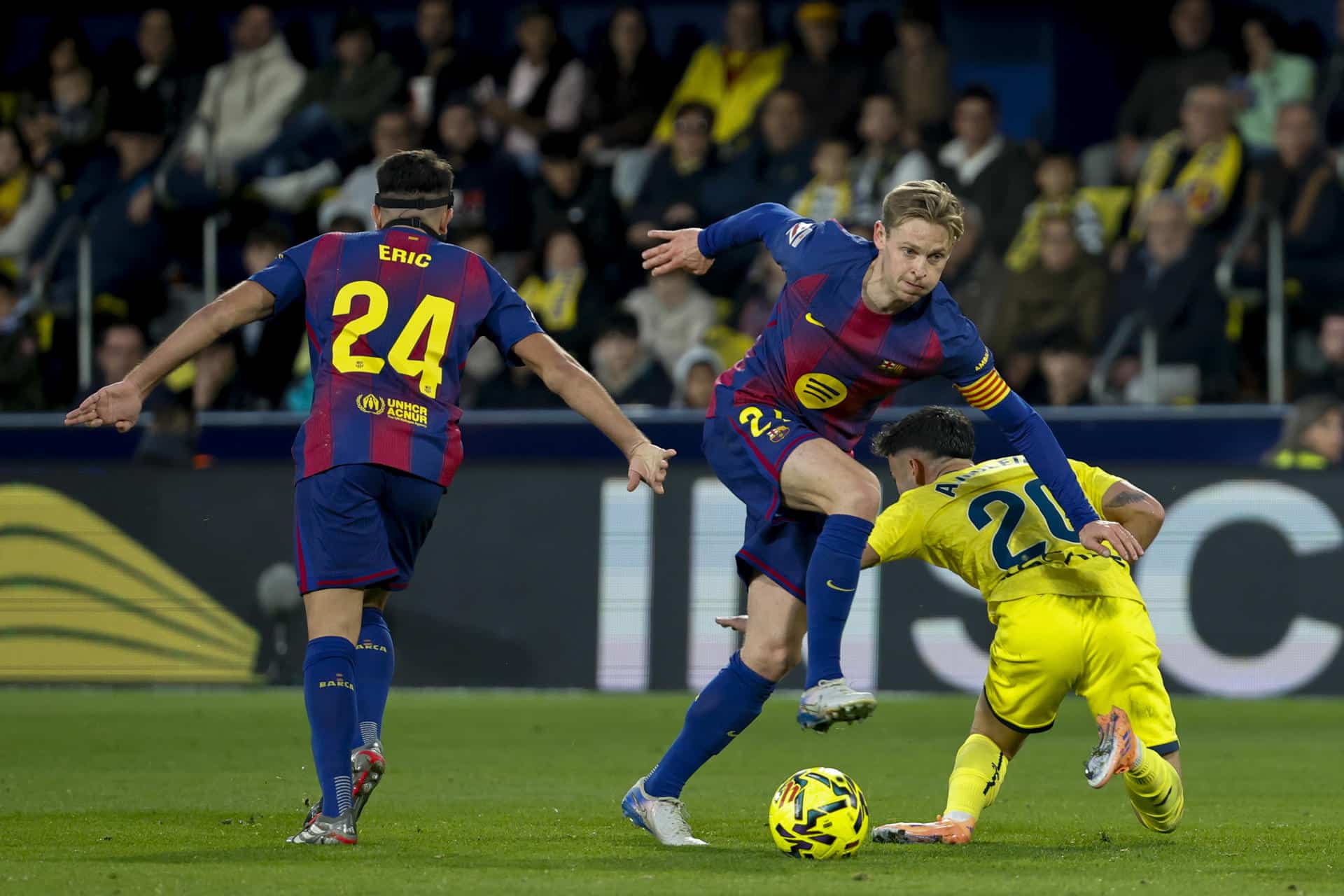 El centrocampista del Villarreal Alberto Moleiro (d) pelea un balón ante el centrocampista del Barça Frenkie de Jong este domingo, durante el partido de la jornada 17 de LaLiga EA Sports, que disputaron Villarreal CF y el FC Barcelona en el Estadio de la Cerámica. EFE/ Ana Escobar
