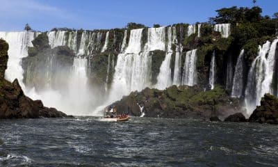 En la imagen de archivo, un grupo de turistas visita las cataratas del Iguazú, en la provincia de Misiones (Argentina). EFE/David Fernández