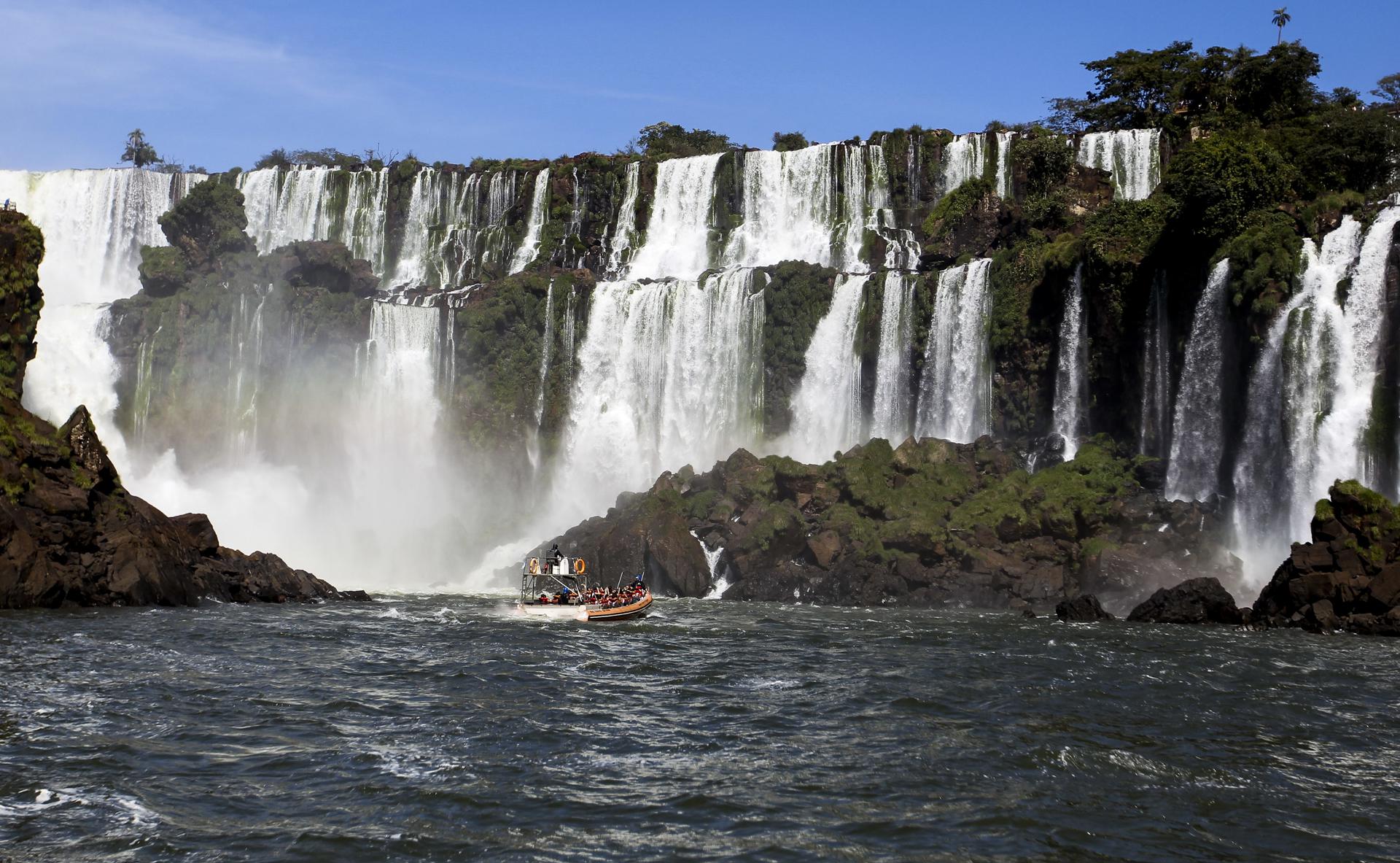 En la imagen de archivo, un grupo de turistas visita las cataratas del Iguazú, en la provincia de Misiones (Argentina). EFE/David Fernández