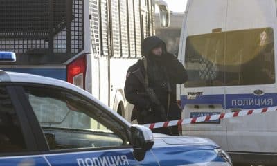 Un policía ruso bloquea una calle tras un ataque con bomba contra un vehículo de una patrulla de tránsito de la policía en el sur de Moscú, el 24 de diciembre de 2025. EFE/EPA/MAXIM SHIPENKOV