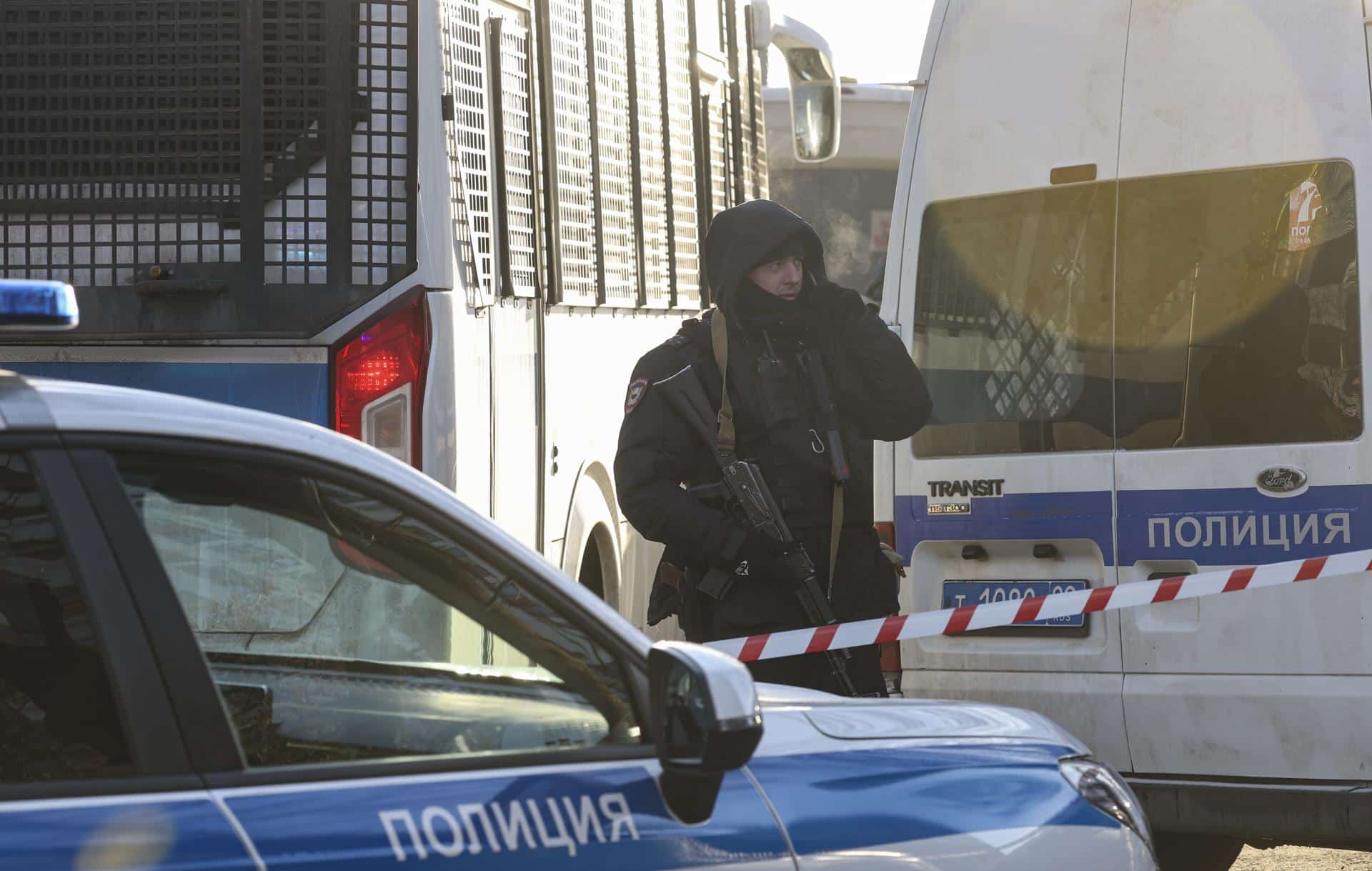 Un policía ruso bloquea una calle tras un ataque con bomba contra un vehículo de una patrulla de tránsito de la policía en el sur de Moscú, el 24 de diciembre de 2025. EFE/EPA/MAXIM SHIPENKOV