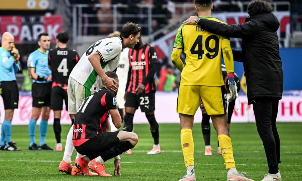 Los jugadores del Milan lamentan el empate durante el partido de la Serie A que han jugado AC Milan y US Sassuolo Calcio, en Milan, Italia. EFE/EPA/MATTEO BAZZI