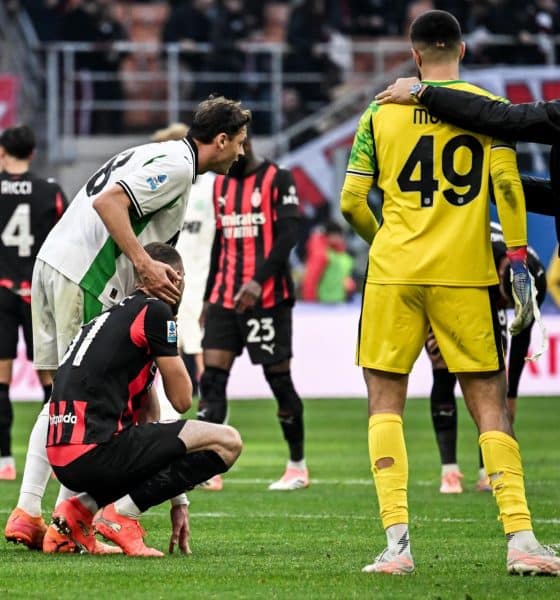 Los jugadores del Milan lamentan el empate durante el partido de la Serie A que han jugado AC Milan y US Sassuolo Calcio, en Milan, Italia. EFE/EPA/MATTEO BAZZI