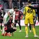 Los jugadores del Milan lamentan el empate durante el partido de la Serie A que han jugado AC Milan y US Sassuolo Calcio, en Milan, Italia. EFE/EPA/MATTEO BAZZI