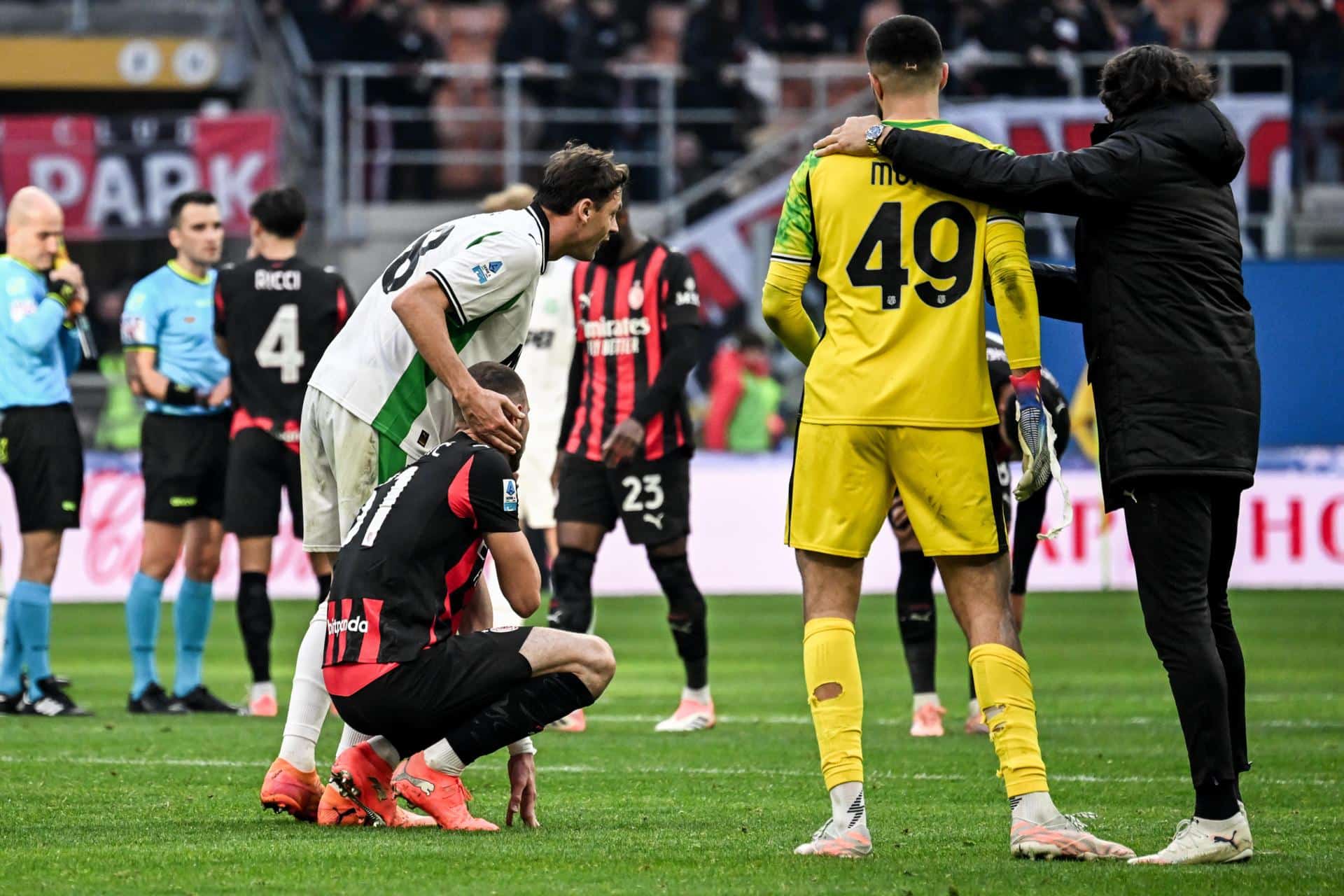 Los jugadores del Milan lamentan el empate durante el partido de la Serie A que han jugado AC Milan y US Sassuolo Calcio, en Milan, Italia. EFE/EPA/MATTEO BAZZI