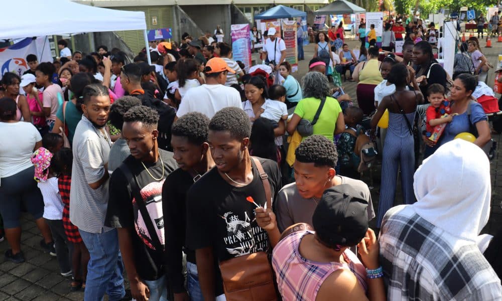 Migrantes presentes en jornadas de salud este jueves, en la ciudad de Tapachula (México). EFE/Juan Manuel Blanco
